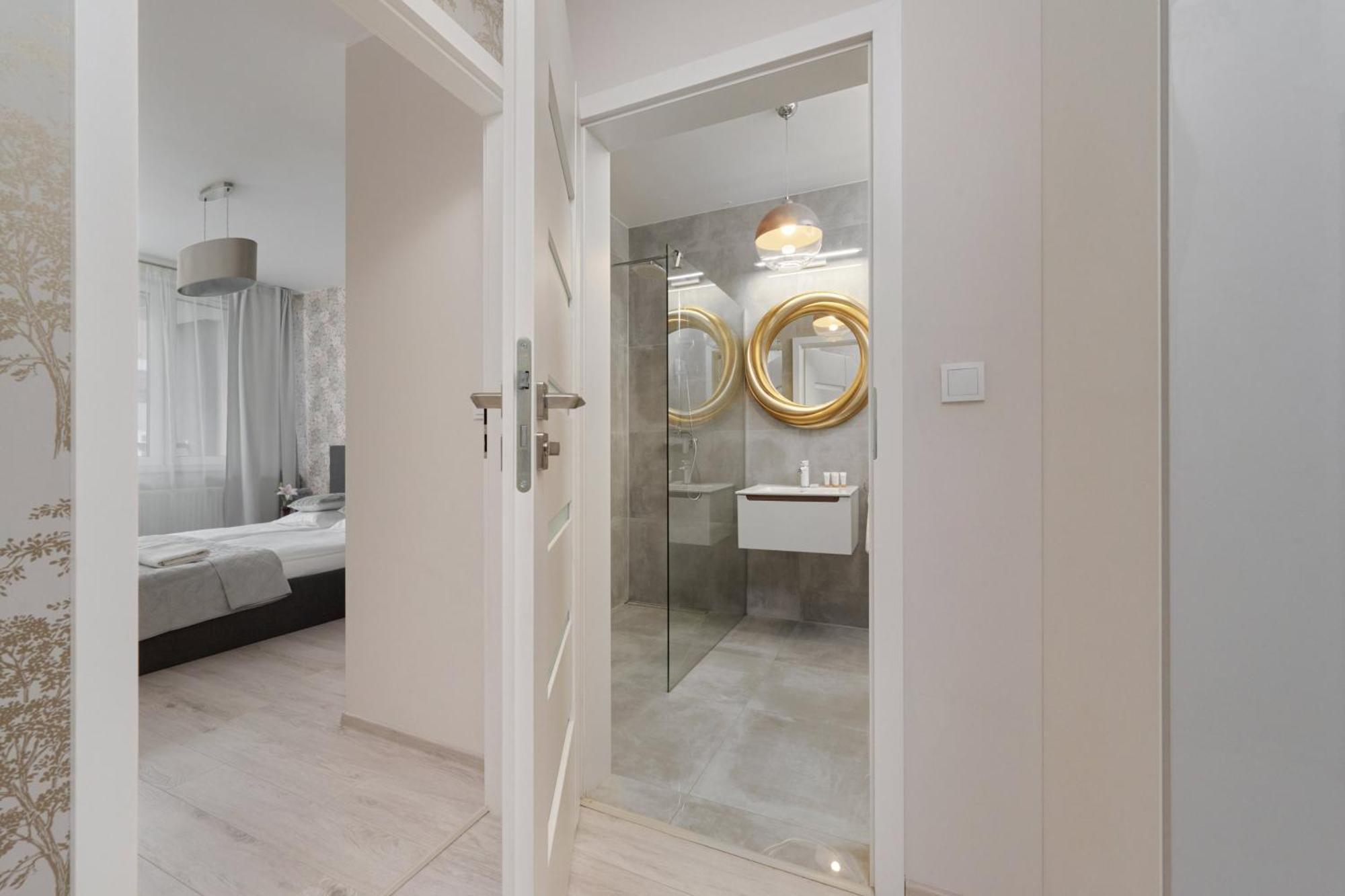Luxurious With Balcony & Parking Gwiazdzista By Renters Apartment