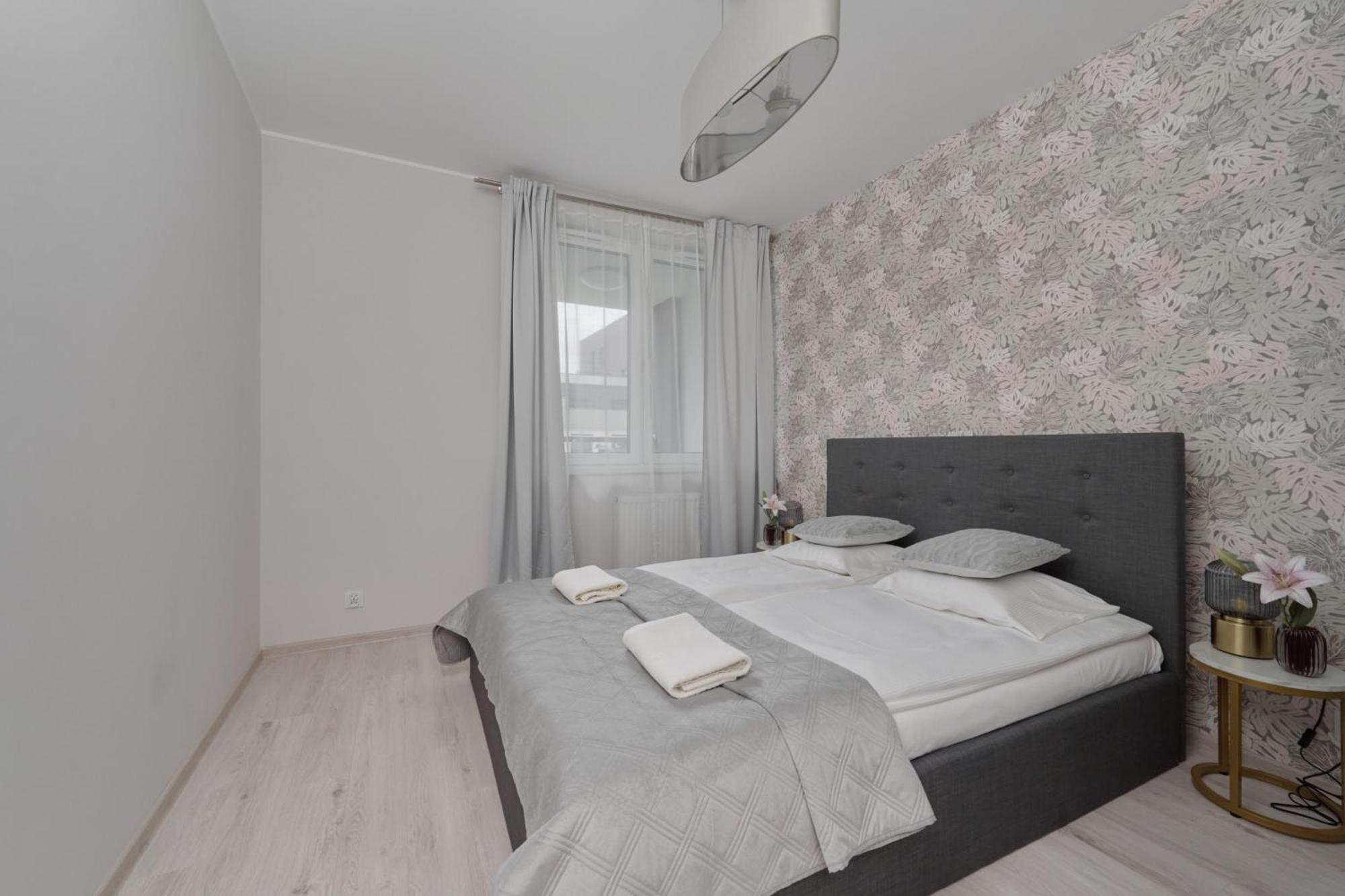 Apartment Luxurious With Balcony & Parking Gwiazdzista By Renters Wroclaw
